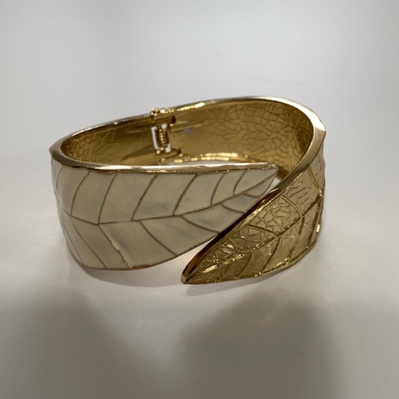 WHITE AND GOLD LEAF BRACKET BANGLE WITH EXPANDER - Picture 3 of 6